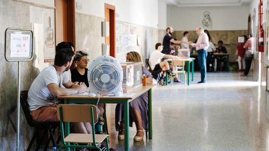 Mesa electoral durante las elecciones generales, en el Colegio de Nuestra Señora del Buen Consejo, a 23 de julio de 2023, en Madrid (España). Mesa electoral durante las elecciones generales, en el Colegio de Nuestra Señora del Buen Consejo, a 23 de julio de 2023, en Madrid (España).