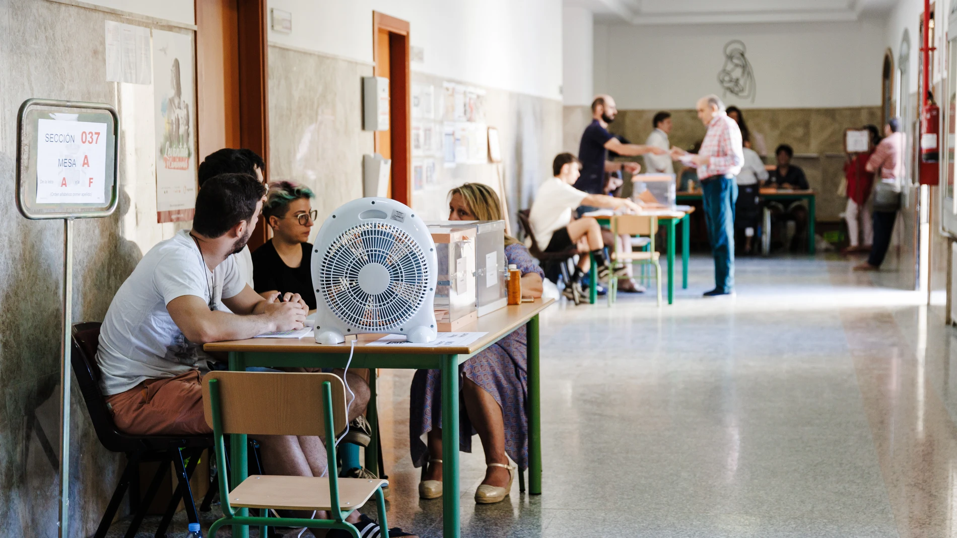 Mesa electoral durante las elecciones generales, en el Colegio de Nuestra Señora del Buen Consejo, a 23 de julio de 2023, en Madrid (España).