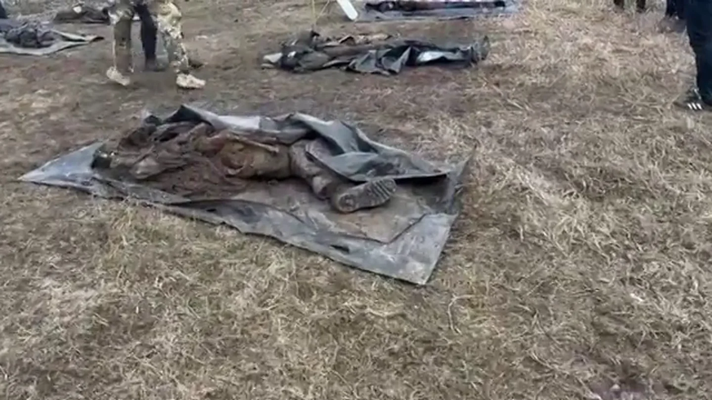 Muertos en tierra de nadie: el reguero de cadáveres inamovibles que retratan la crueldad de la guerra en Ucrania Muertos en tierra de nadie: el reguero de cadáveres inamovibles que retratan la crueldad de la guerra en Ucrania