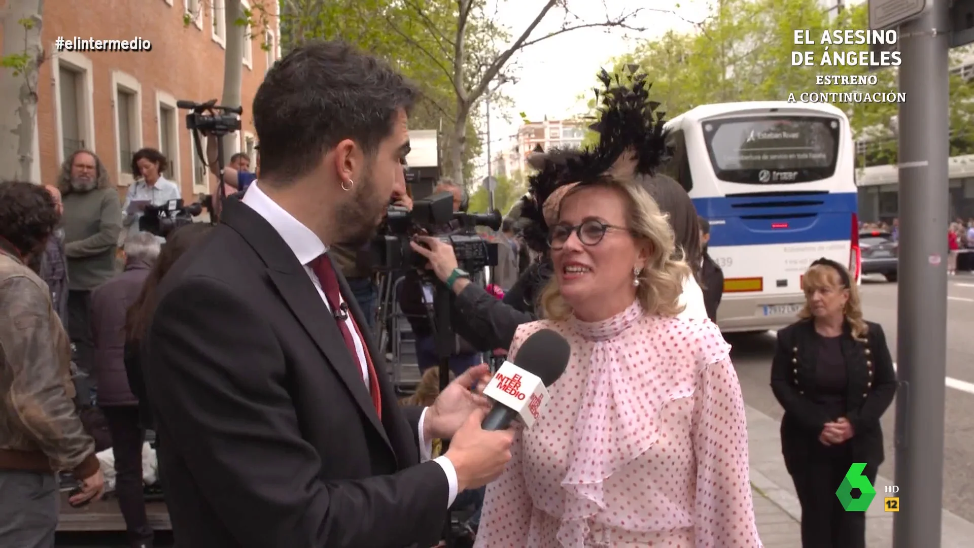 "Nuestros padres están en el cielo y probablemente se ha emocionado pensando en ellos", explica a Isma Juárez Magdalena Martínez-Almeida, hermana del alcalde de Madrid, que en este vídeo de El Intermedio desvela cómo ha sido la ceremonia.