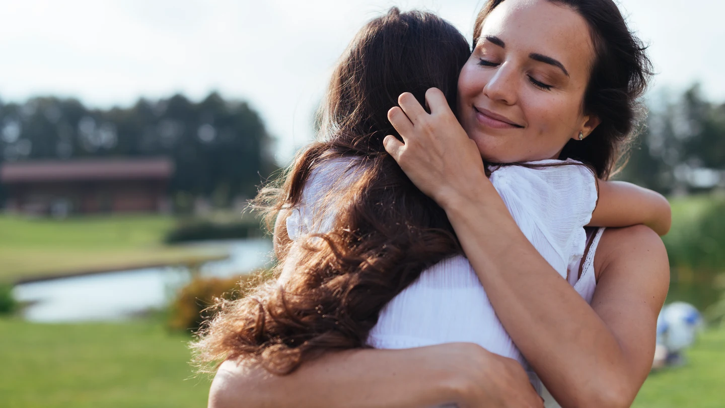 Una madre abrazando a su hija. Una madre abrazando a su hija.