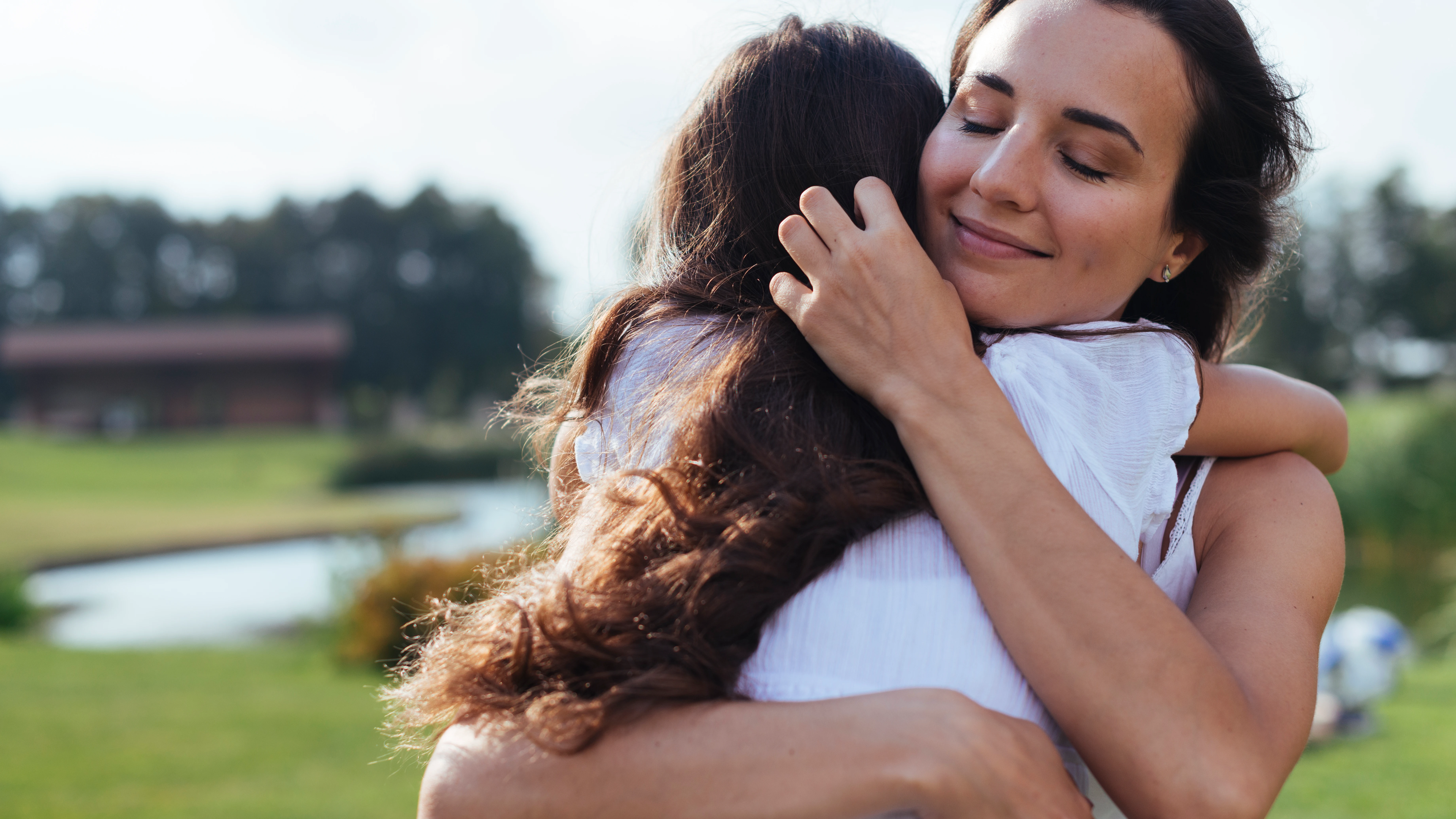 Una madre abrazando a su hija. 