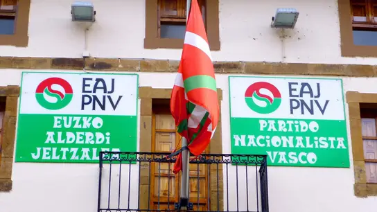 Un batzoki con las banderas del PNV y de Euskadi Un batzoki con las banderas del PNV y de Euskadi