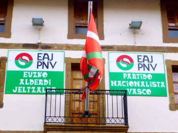 Un batzoki con las banderas del PNV y de Euskadi