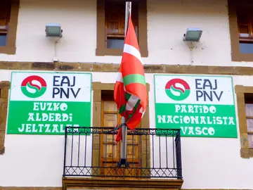 Un batzoki con las banderas del PNV y de Euskadi Un batzoki con las banderas del PNV y de Euskadi
