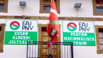 Un batzoki con las banderas del PNV y de Euskadi