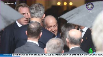 La reina Letizia y el rey Juan Carlos charlan junto al rey Felipe VI en el funeral de Fernando Gómez-Acebo