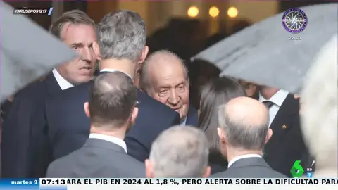 La reina Letizia y el rey Juan Carlos charlan junto al rey Felipe VI en el funeral de Fernando Gómez-Acebo