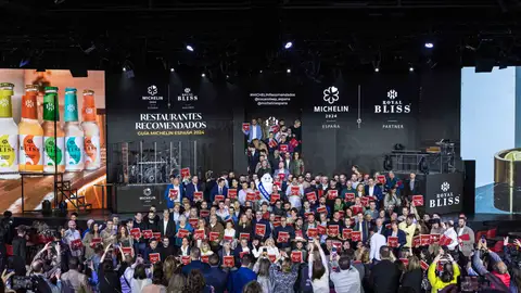 Restaurantes recomendados de la Guía Michelin 2024 de España recogiendo su placa Restaurantes recomendados de la Guía Michelin 2024 de España recogiendo su placa