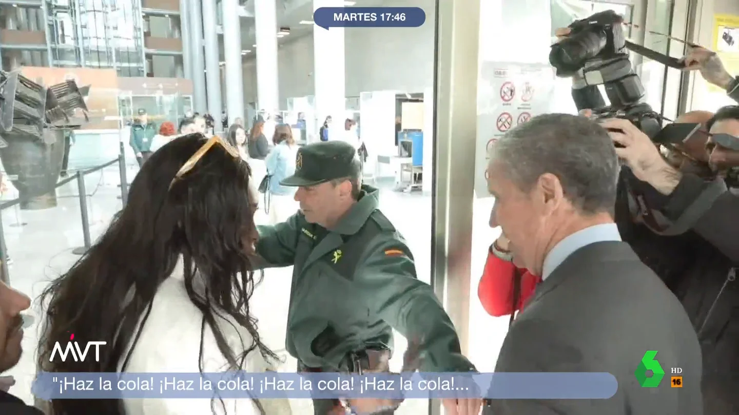 Iñaki López, al ver a Zaplana regañado por una mujer en el juzgado Iñaki López reacciona en este vídeo a la accidentada llegada de Eduardo Zaplana a la Audiencia Provincial de Valencia, donde se le juzga por el presunto cobro de comisiones, cuando una mujer le afeó que intentara colarse al grito de "¡Haz la cola!".