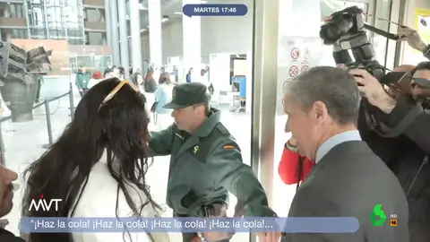 Iñaki López reacciona en este vídeo a la accidentada llegada de Eduardo Zaplana a la Audiencia Provincial de Valencia, donde se le juzga por el presunto cobro de comisiones, cuando una mujer le afeó que intentara colarse al grito de "¡Haz la cola!".