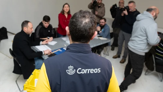 Un trabajador de Correos lleva los votos realizados por correo a la mesa electoral, en el Centro Galego de Arte Contemporáneo. Un trabajador de Correos lleva los votos realizados por correo a la mesa electoral, en el Centro Galego de Arte Contemporáneo.