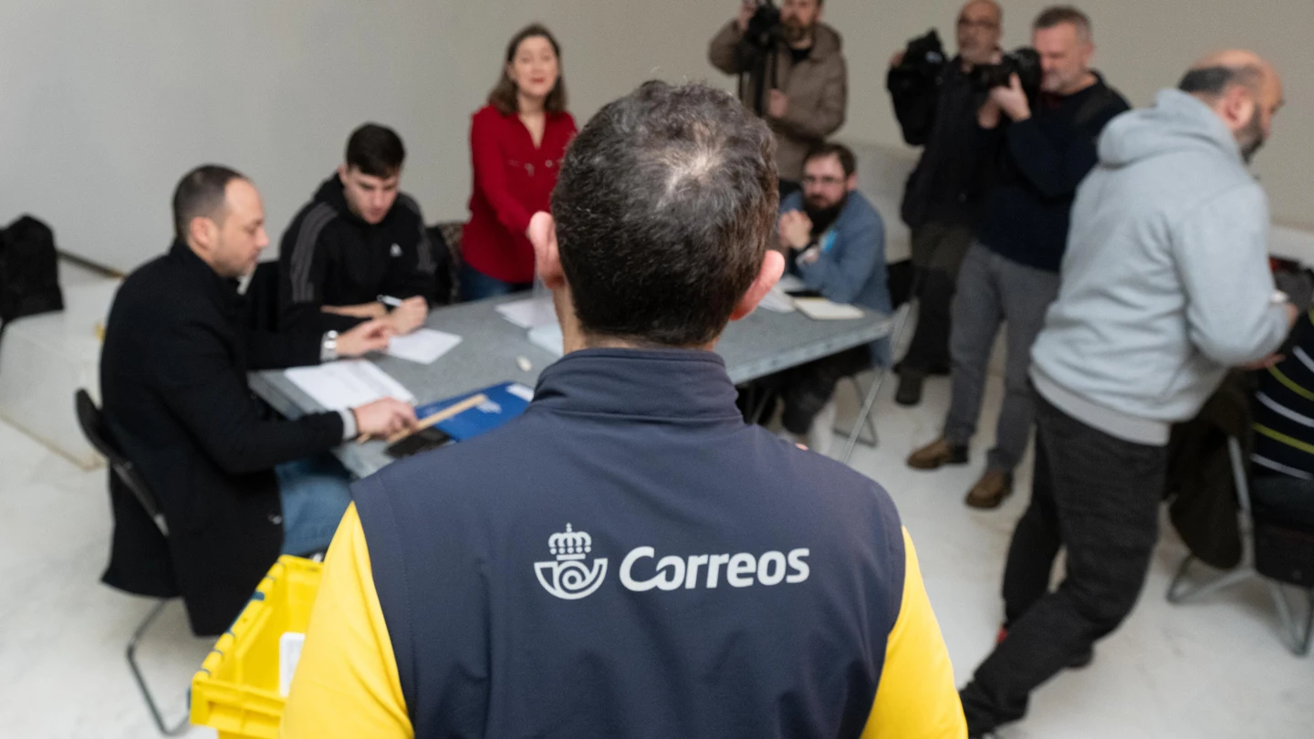 Un trabajador de Correos lleva los votos realizados por correo a la mesa electoral, en el Centro Galego de Arte Contemporáneo. Un trabajador de Correos lleva los votos realizados por correo a la mesa electoral, en el Centro Galego de Arte Contemporáneo.