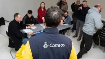 Un trabajador de Correos lleva los votos realizados por correo a la mesa electoral, en el Centro Galego de Arte Contemporáneo.