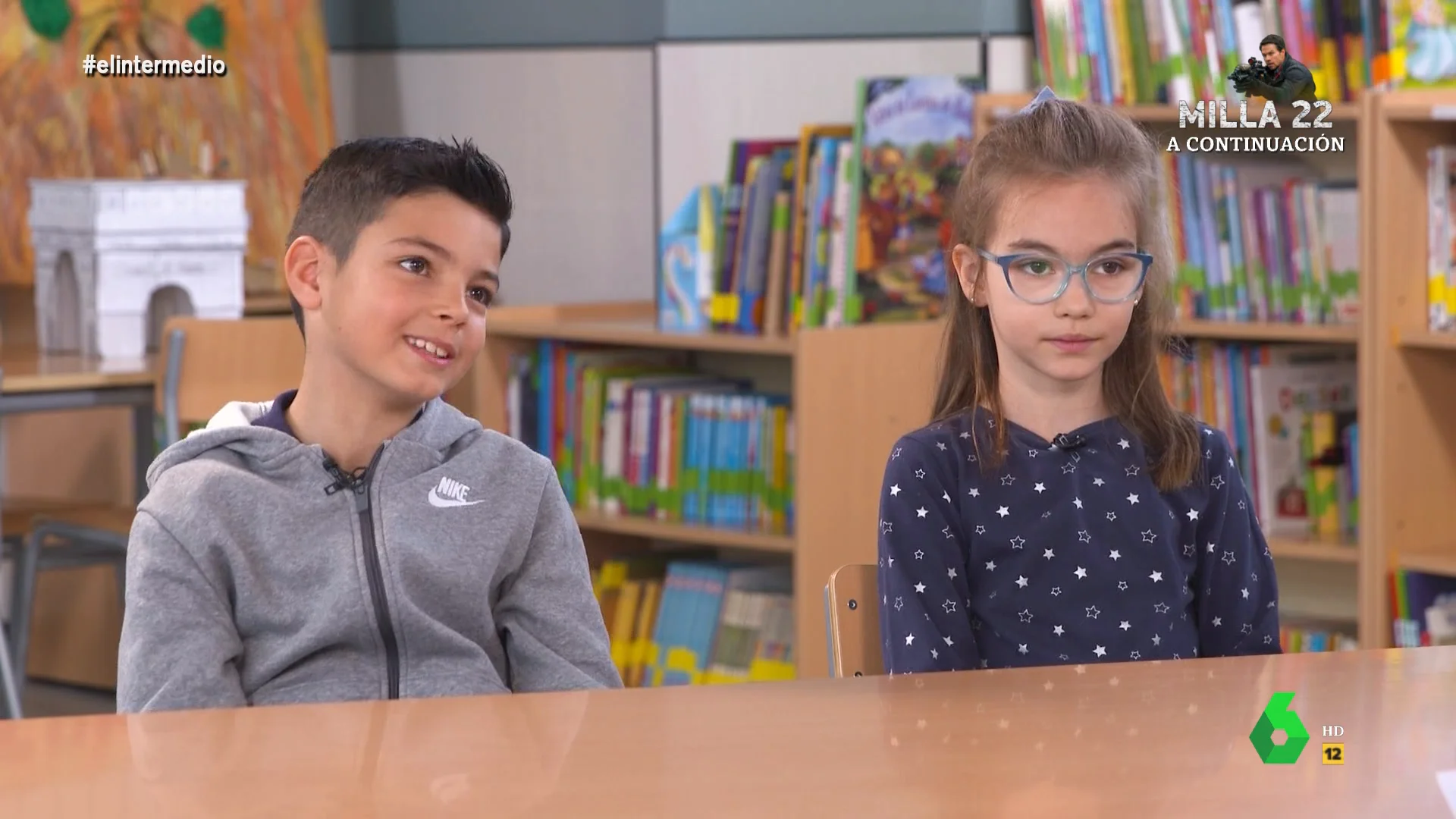 Thais Villas pregunta a los niños y niñas de un colegio sobre si les gusta el deporte y cuáles practican. Entre las divertidas respuestas de los pequeños, uno de ellos le asegura en este vídeo de El Intermedio que, para él, el inglés es un deporte.