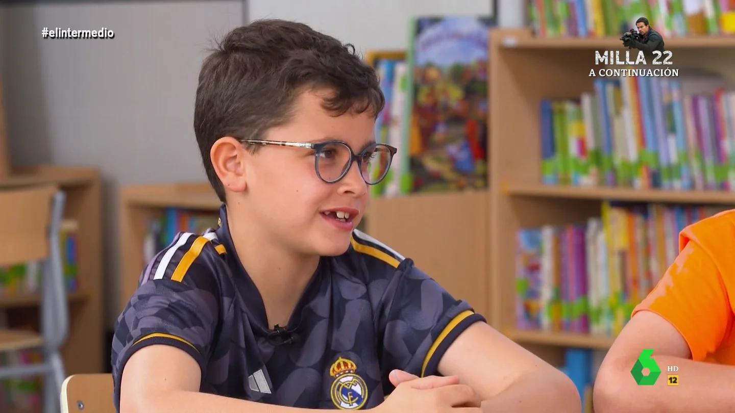 La confesión de un niño a Thais Villas: "Si saco un notable en Educación Física me pongo a llorar" "Me gusta tanto Educación Física que no me puedo permitir fallar en esas cosas", afirma rotundo un niño en este vídeo, donde Thais Villas conversa con los alumnos y alumnas de un colegio si les gusta el deporte y cómo son sus notas en esta asignatura.