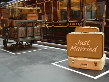 Equipaje en la estación de tren. Luna de Miel Equipaje en la estación de tren. Luna de Miel