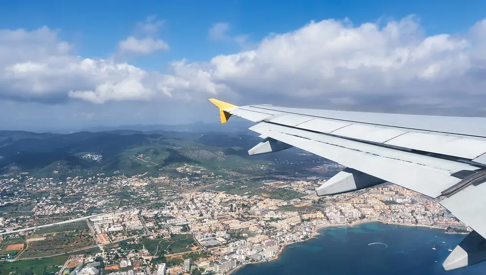 Avión sobrevolando la isla de Ibiza Avión sobrevolando la isla de Ibiza