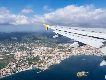 Avión sobrevolando la isla de Ibiza