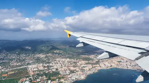 Avión sobrevolando la isla de Ibiza