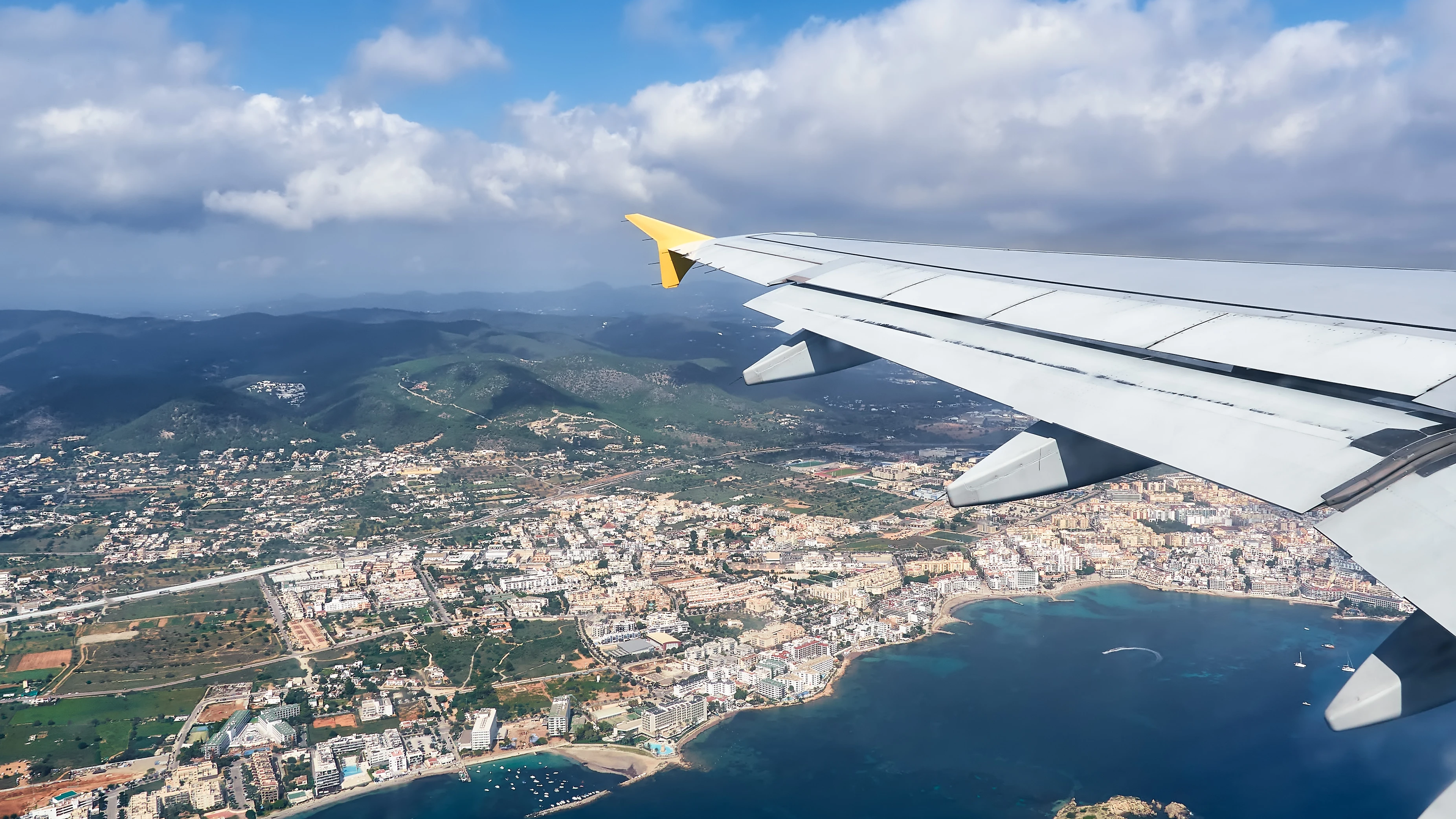 Avi&oacute;n sobrevolando la isla de Ibiza