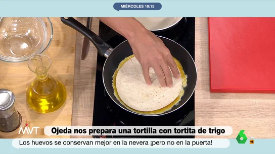Pablo Ojeda propone una tortilla 'diferente', pero "sencilla y nutritiva": con tortita de trigo, tomate y salmón Pablo Ojeda descubre las virtudes del huevo y desmonta mitos alrededor de este alimento mientras cocina una tortilla 'diferente', pero deliciosa y rápida. La receta, y la reacción de Iñaki López y Cristina Pardo al probarla, en este vídeo.
