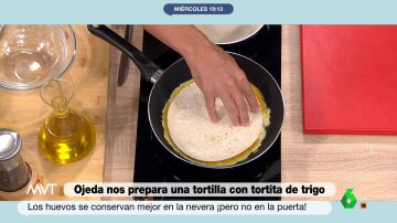 Pablo Ojeda propone una tortilla 'diferente', pero "sencilla y nutritiva": con tortita de trigo, tomate y salmón