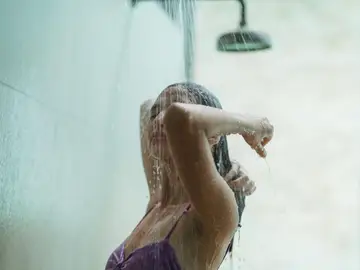 Mujer duchándose Mujer duchándose