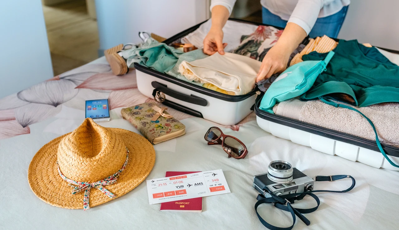 Mujer haciendo la maleta para irse de crucero