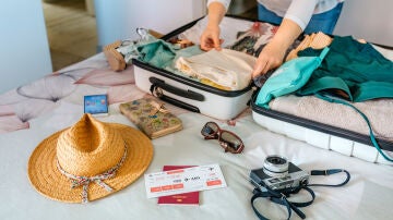 Mujer haciendo la maleta para irse de crucero