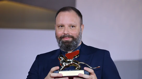 El cineasta griego Yorgos Lanthimos celebra con el León de Oro a la mejor película Poor Things durante la ceremonia de entrega del León de Oro en la 80ª edición del Festival Internacional de Cine de Venecia. El cineasta griego Yorgos Lanthimos celebra con el León de Oro a la mejor película Poor Things durante la ceremonia de entrega del León de Oro en la 80ª edición del Festival Internacional de Cine de Venecia.