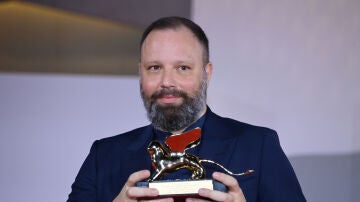 El cineasta griego Yorgos Lanthimos celebra con el León de Oro a la mejor película Poor Things durante la ceremonia de entrega del León de Oro en la 80ª edición del Festival Internacional de Cine de Venecia. 