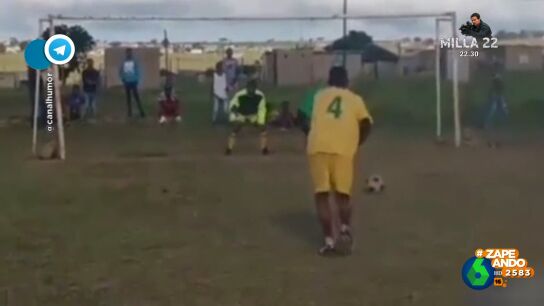 El potente disparo al palo desde el punto de penalti que desmonta una porter&iacute;a