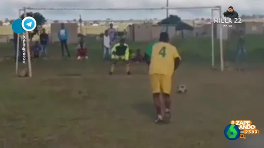 El potente disparo al palo desde el punto de penalti que desmonta una portería El potente disparo al palo desde el punto de penalti que desmonta una portería