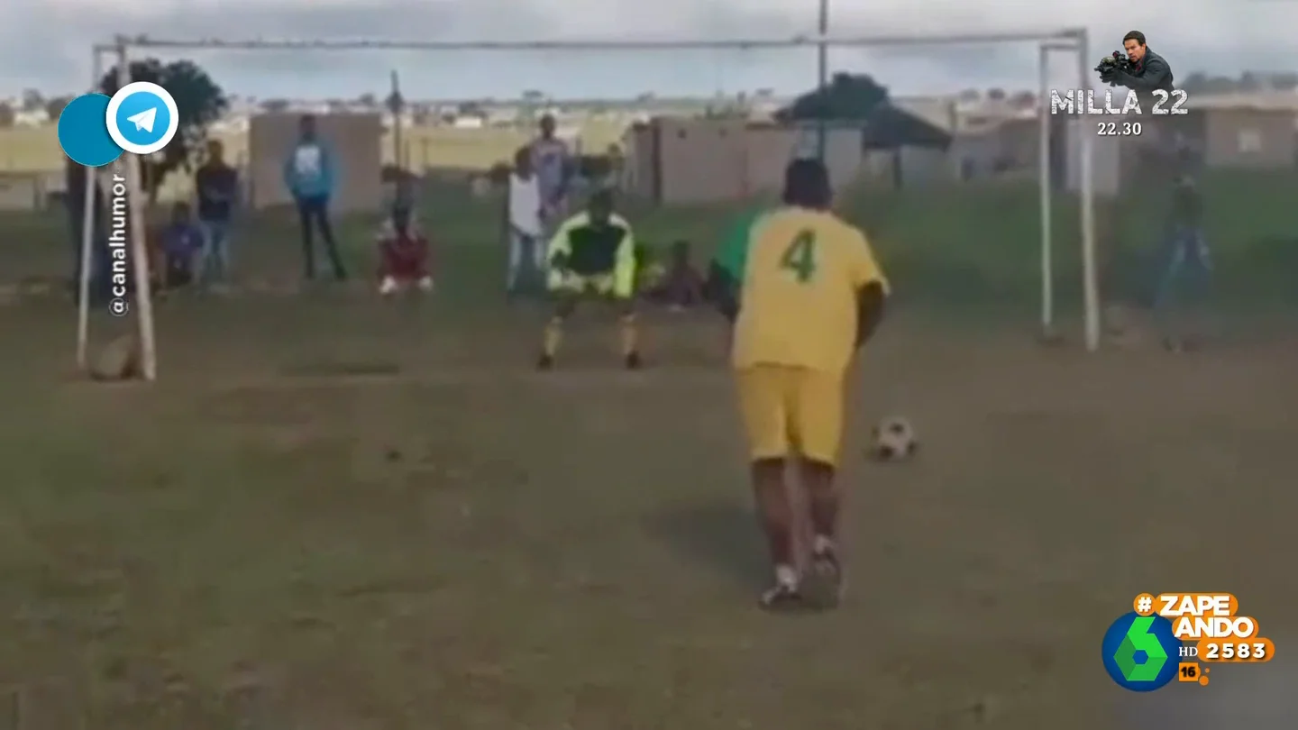 El potente disparo al palo desde el punto de penalti que desmonta una portería El potente disparo al palo desde el punto de penalti que desmonta una portería