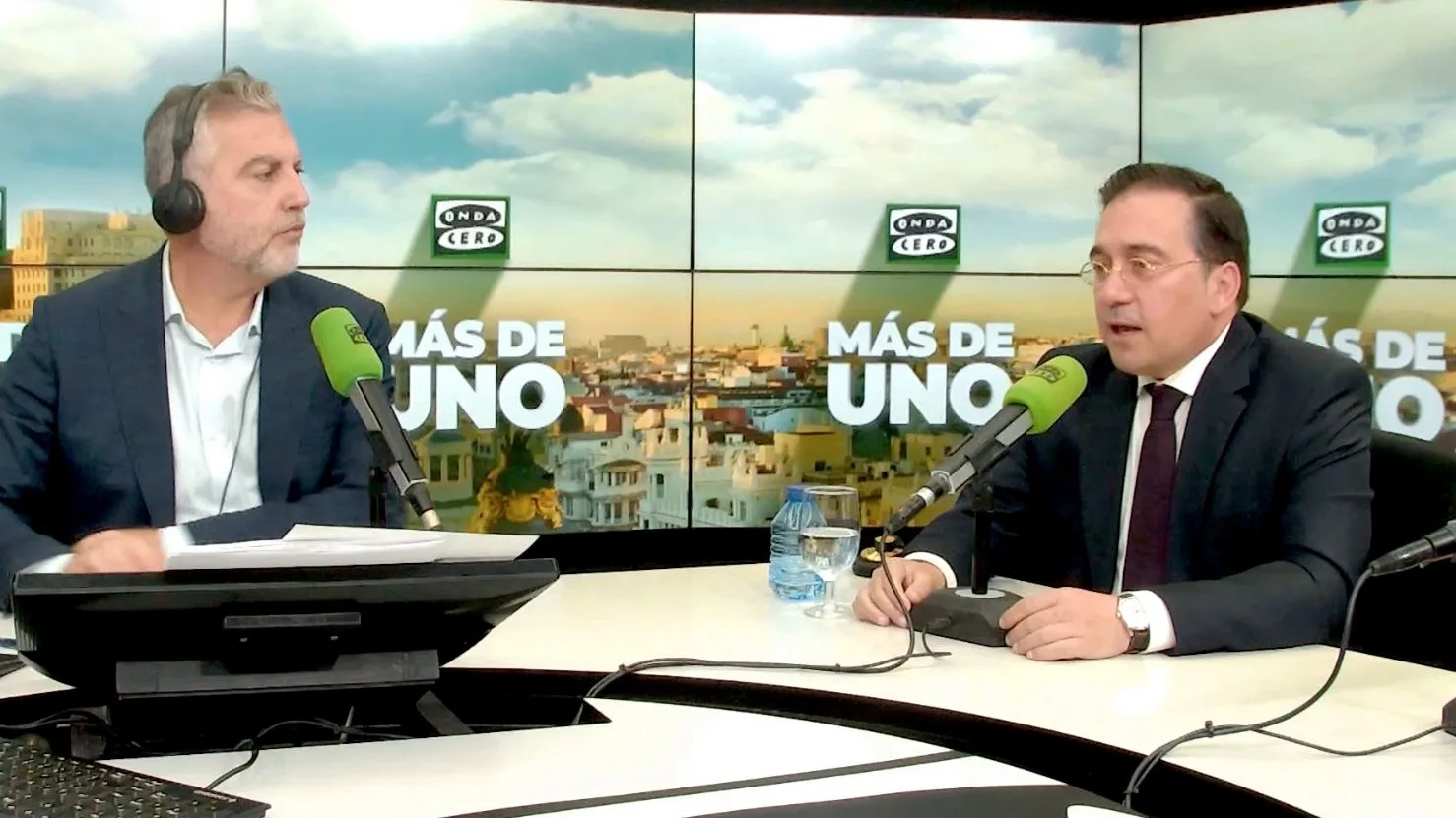 José Manuel Albares durante su entrevista con Carlos Alsina José Manuel Albares durante su entrevista con Carlos Alsina