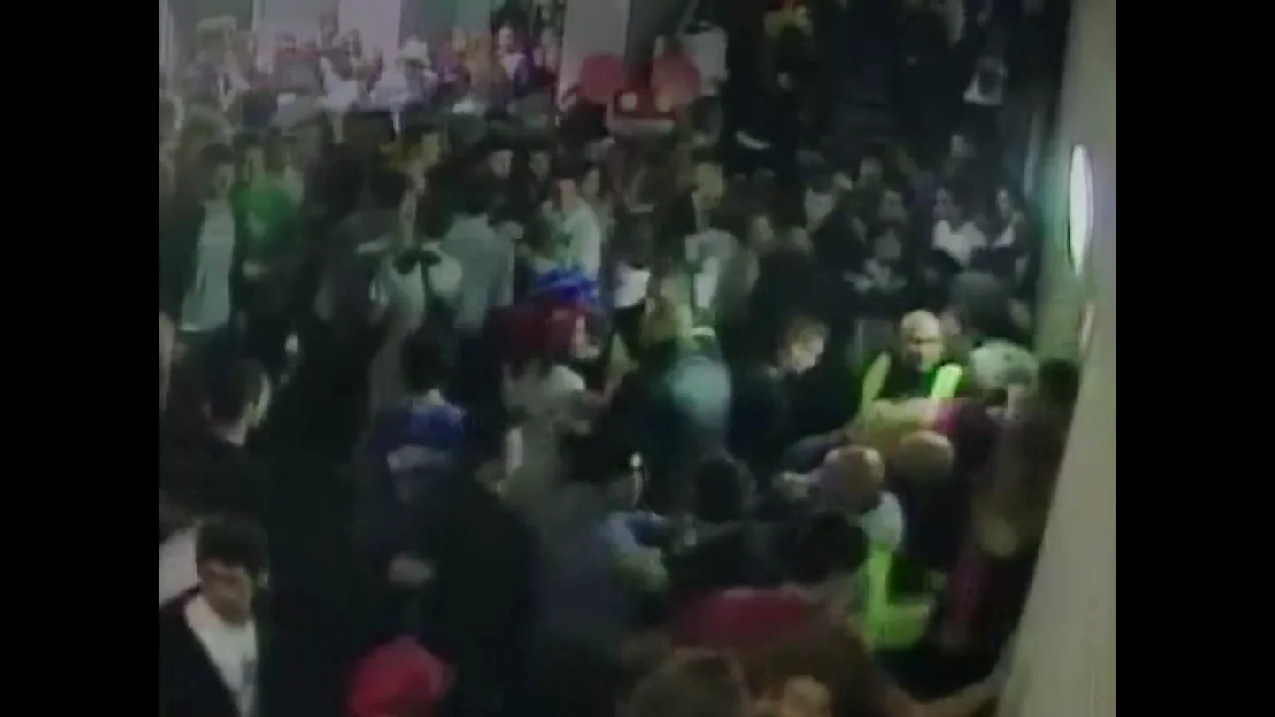 "¡Por favor, Dios mío, por favor!": la estremecedora llamada de las amigas de una chica inconsciente en el Madrid Arena al 112 "¡Por favor, Dios mío, por favor!": la estremecedora llamada de las amigas de una chica inconsciente en el Madrid Arena al 112
