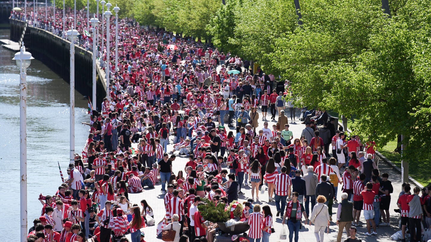 Aficionados del Athletic en la r&iacute;a de Bilbao para ver la Gabarra