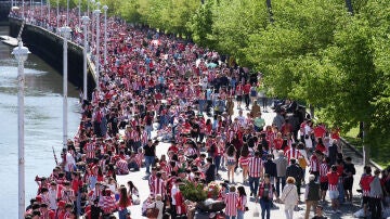 Aficionados del Athletic en la ría de Bilbao para ver la Gabarra