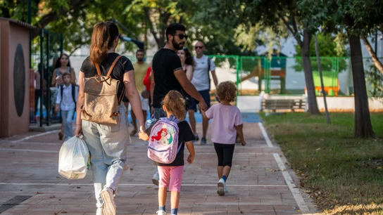 Varios niños a su llegada al CEIP El Constitución con motivo del inicio del curso escolar 2023/2024. Varios niños a su llegada al CEIP El Constitución con motivo del inicio del curso escolar 2023/2024.