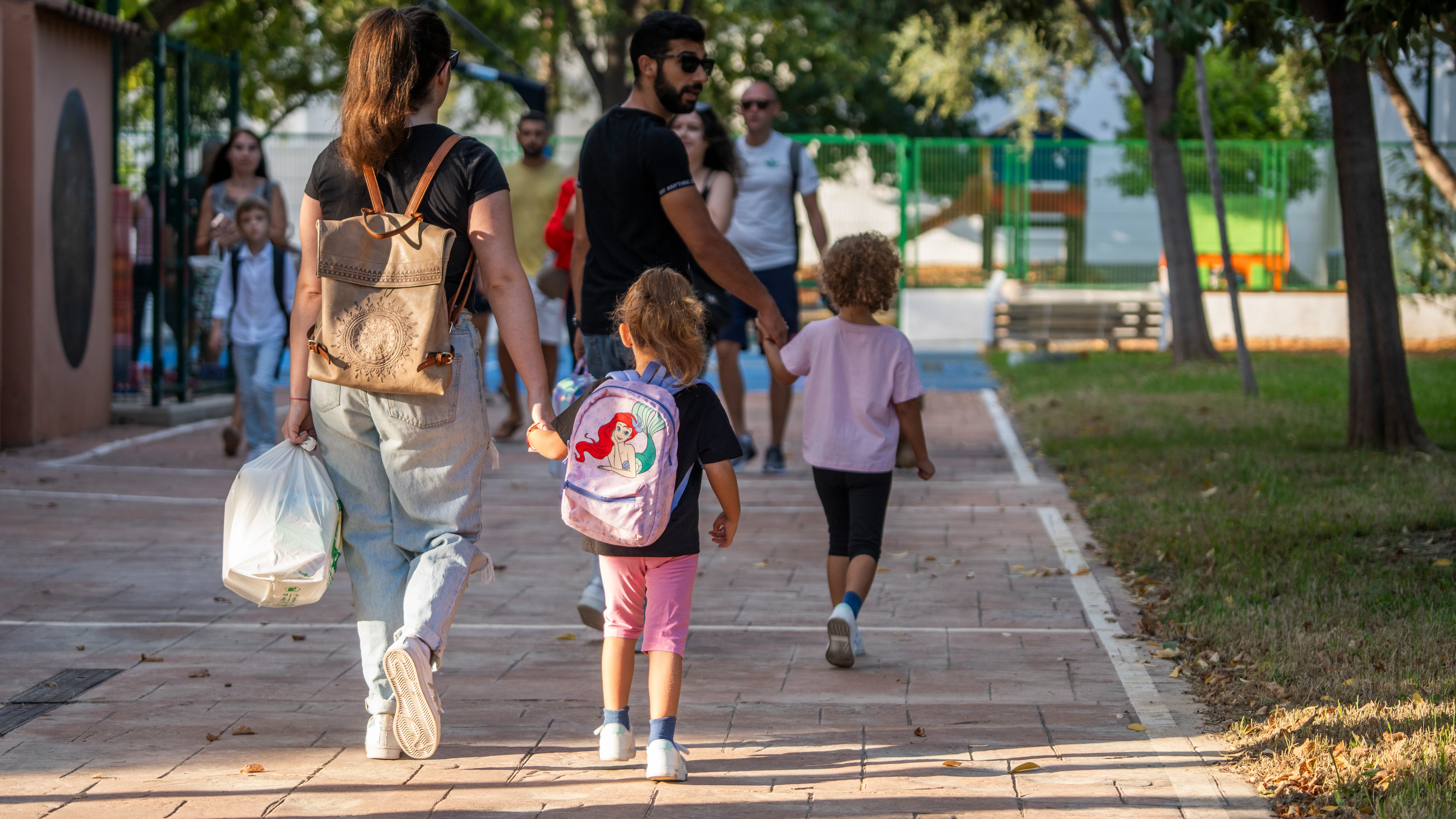 Varios niños a su llegada al CEIP El Constitución con motivo del inicio del curso escolar 2023/2024.