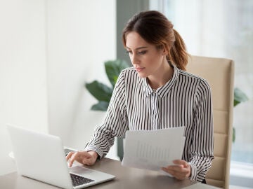Una mujer usando su ordenador portátil