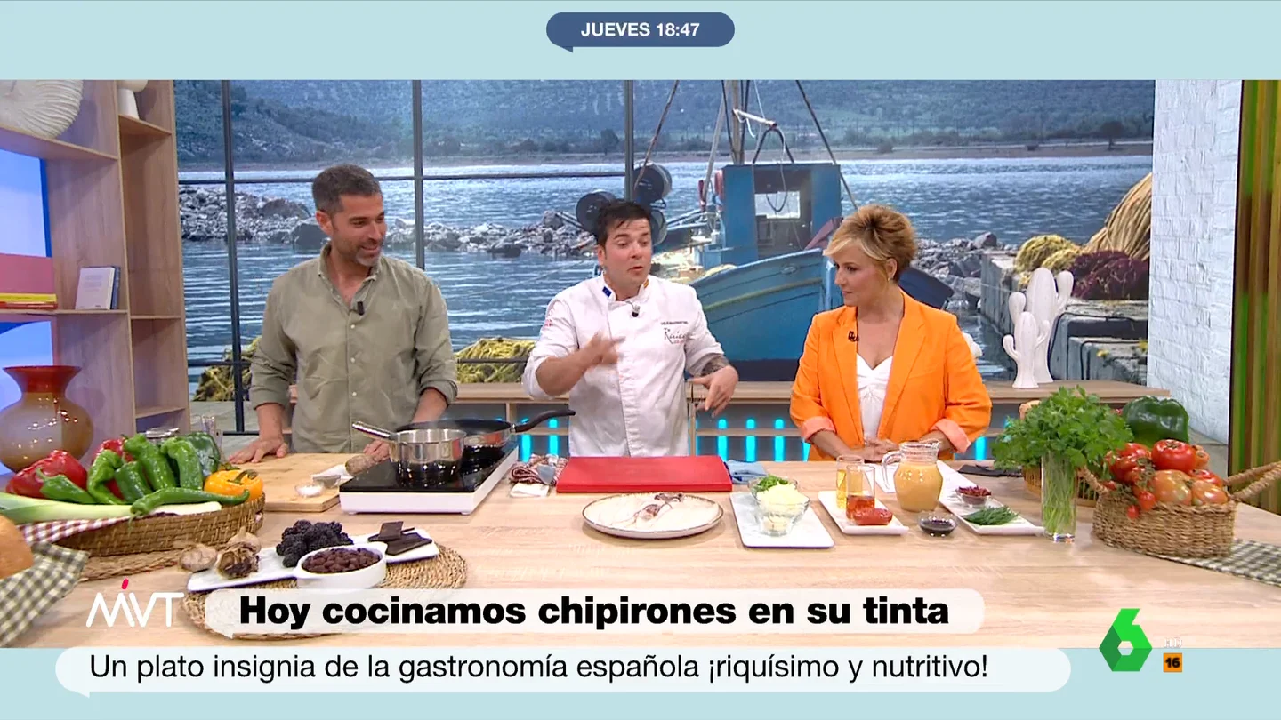 La receta de Carlos Maldonado y Pablo Ojeda de chipirones en su tinta: un clásico de la gastronomía con un toque picante "Era uno de mis platos favoritos de pequeña", afirma Cristina Pardo sobre la receta que cocinan hoy Pablo Ojeda y el chef con estrella Michelín Carlos Maldonado, unos nutritivos y deliciosos chipirones en su tinta. Así es la receta.