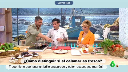 El 'secreto' de Pablo Ojeda para saber cuándo un calamar está fresco ¿Cómo se puede distinguir si un calamar es fresco o no? Pablo Ojeda y Carlos Maldonado desvelan en este vídeo de Más Vale Tarde un sencillo trujo para salir de dudas con un simple golpe de vista, y donde el color es la clave.