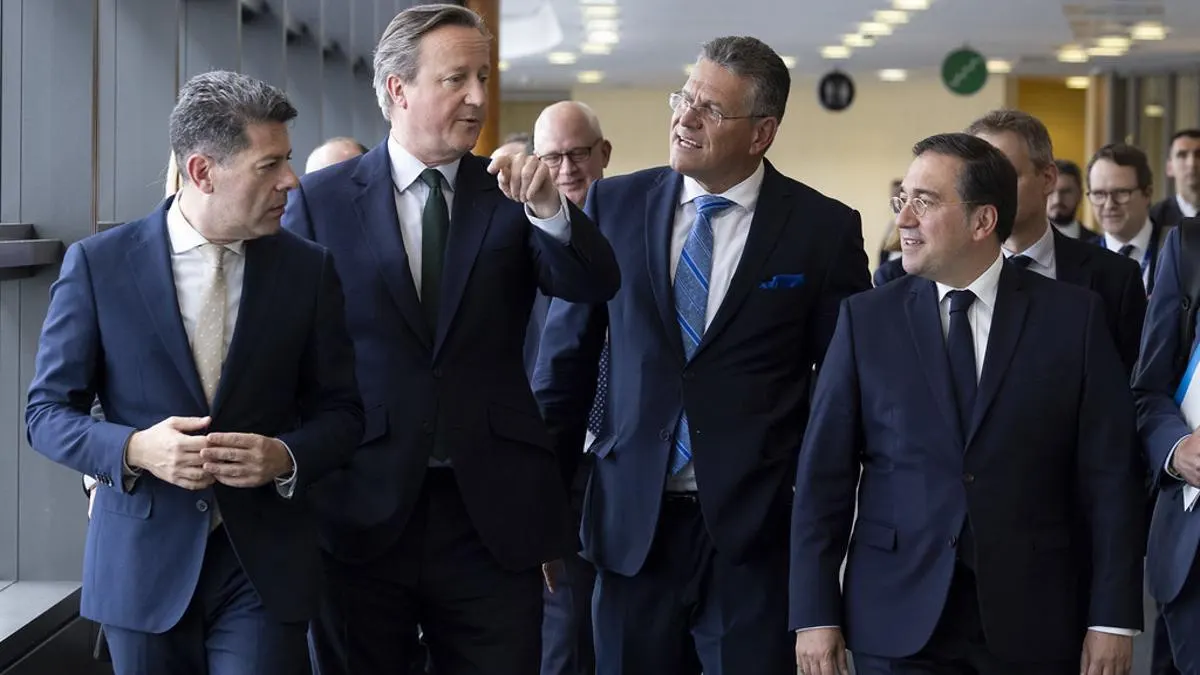 En la imagen, Fabian Picardo, David Cameron, Maros Sefcovic y José Manuel Albares