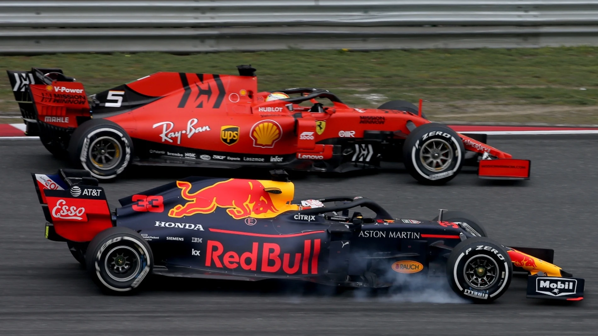 Max Verstappen, contra el Ferrari de Vettel en China 2019
