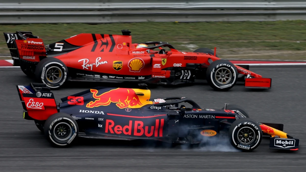 Max Verstappen, contra el Ferrari de Vettel en China 2019