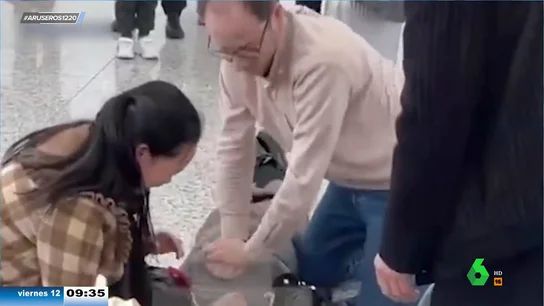 Un médico catalán salva la vida a una mujer en un aeropuerto chino: "Ahora es considerado como un héroe allí" Un médico catalán salva la vida a una mujer en un aeropuerto chino: "Ahora es considerado como un héroe allí"