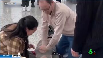 Un médico catalán salva la vida a una mujer en un aeropuerto chino: "Ahora es considerado como un héroe allí"