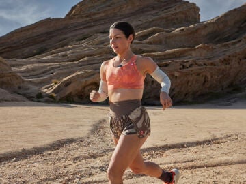 Mujer corriendo con sujetador deportivo de sujeción alta